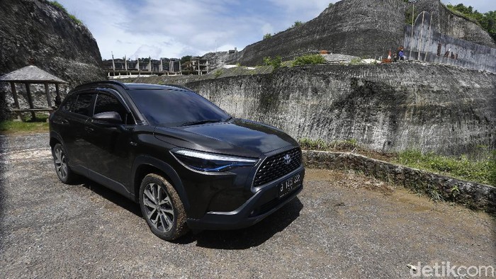 Toyota Corolla Cross Hybrid Mejeng di Pantai Pandawa Bali