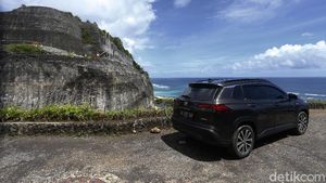 Toyota Corolla Cross Hybrid Mejeng di Pantai Pandawa Bali