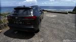 Toyota Corolla Cross Hybrid Mejeng di Pantai Pandawa Bali