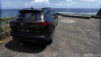 Ini momen saat Toyota Corolla Cross Hybrid mejeng di salah satu destinasi Pantai Pandawa, Bali.