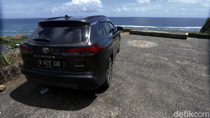 Toyota Corolla Cross Hybrid Mejeng di Pantai Pandawa Bali