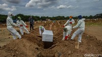 Diketahui ada 70 personel yang bekerja di TPU Tegal Alur. Guna menangani lonjakan jumlah pemakaman jenazah COVID-19, para personel yang bertugas menggali makam untuk jenazah COVID-19 itu bekerja dengan sistem pembagian jadwal kerja.