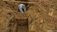 Sejak hari Natal atau 25 Desember lalu, saban hari ia menerima setidaknya penggalian lebih dari 40 lubang makam.