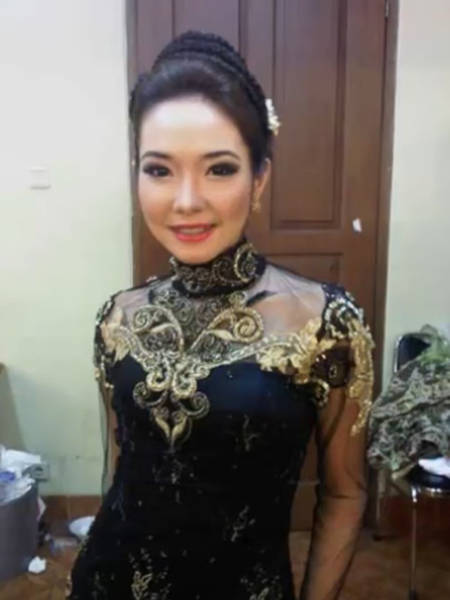 Ibu satu anak ini pun didapuk mengisi acara komedi Opera Van java (OVJ) yang ditayangkan Trans 7. Kala itu Gisel berlaku sebagai sinden. Foto: Tangkapan Layar YouTube/Official Trans7