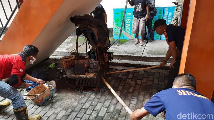 Suasana kantor DPRD Situbondo mendadak gaduh. Seekor ular kobra tiba-tiba muncul di halaman samping kantor, Jalan Kenanga.