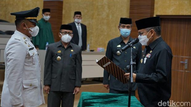 Wali Kota Parepare Taufan Pawe melantik Camat Ujung yang baru Ardiansyah Arifuddin, menggantikan Ulfa Lanto yang viral menggebrak meja dan memaki PKL (Hasrul-detikcom).