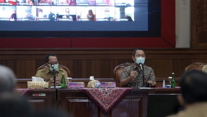 Wali Kota Semarang, Hendrar Prihadi menegaskan aturan Pembatasan Kegiatan Masyarakat (PKM) masih berlaku di Semarang, termasuk pada momen tahun baru.