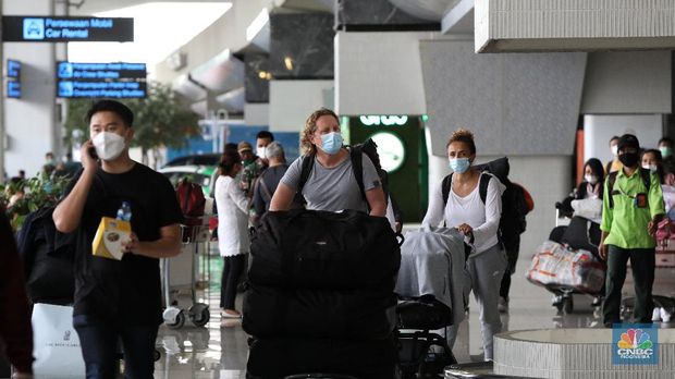 WNI dan WNA yang baru tiba dibandara soekarno hatta, Tangerang, Banten, Rabu (30/12/2020). Menjelang pergantian tahun, para penumpang penerbangan international yang tiba di bandara Soekarno Hatta diwajibkan untuk menjalani karantina selama minimal 5 hari. (CNBC Indonesia/Andrean Kristianto)