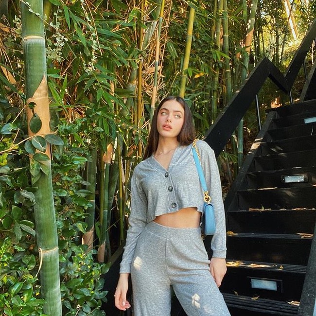 Wanita yang lahir di Nahariya, Israel itu sempat menjadi model dari merek kecantikan KKW Beauty milik Kim Kardashian pada tahun 2018. Tak hanya itu saja, pada tahun 2019 dirinya juga sempat dipercaya menjadi wajah dari merek Kylie Skin milik Kylie Jenner. Foto: Instagram/@yaelshelbia