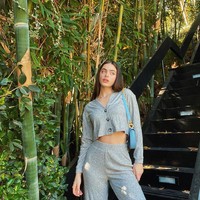 Wanita yang lahir di Nahariya, Israel itu sempat menjadi model dari merek kecantikan KKW Beauty milik Kim Kardashian pada tahun 2018. Tak hanya itu saja, pada tahun 2019 dirinya juga sempat dipercaya menjadi wajah dari merek Kylie Skin milik Kylie Jenner. Foto: Instagram/@yaelshelbia