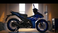 Yamaha MX King 155 VVA menggunakan jenis rangka backbone. Secara dimensi, memiliki panjang 1.975 mm, lebar 665 mm, tinggi 1.085 mm, dan tinggi jok 795 mm. Kemudian jarak sumbu rodanya 1.290 mm, dengan ground clearance 150 mm. Sedang untuk berat basahnya mencapai 121 kg dan kapasitas oli mesin sekitar 1,10 liter. Foto: Yamaha Vietnam