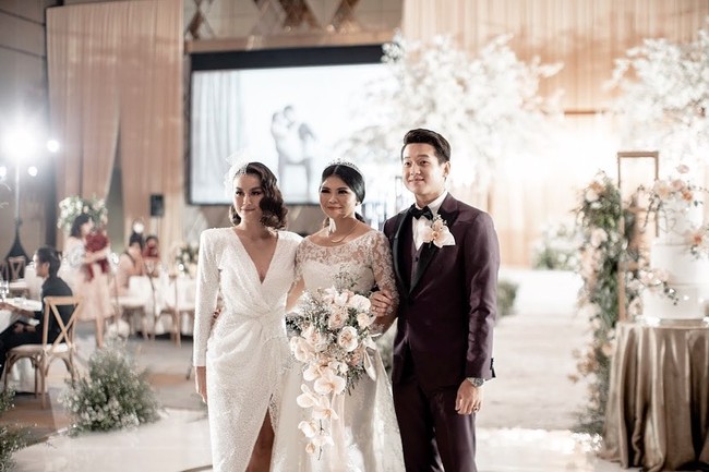 Acara pernikahan Greysia Polii dan Felix Djimin berlangsung pada 23 Desember 2020. Namun Agnez Mo baru mengunggah momen kebersamaannya dengan sahabatnya itu Rabu (30/12/2020). Akhirnya sahabatku menikah! Setelah 6 tahun! Ikut bahagia untuk kamuuu, tulis Agnez Mo pada caption foto. Foto: Instagram/@agnezmo