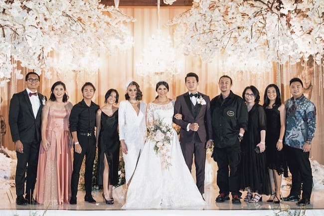 Agnez Mo terlihat bergaya vintage a la era 20-an. Ia mengenakan gaun model plunging neckline dengan belahan paha tinggi yang menonjolkan keseksian dengan cara yang elegan. Foto: Instagram/@agnezmo