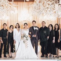 Agnez Mo terlihat bergaya vintage a la era 20-an. Ia mengenakan gaun model plunging neckline dengan belahan paha tinggi yang menonjolkan keseksian dengan cara yang elegan. Foto: Instagram/@agnezmo