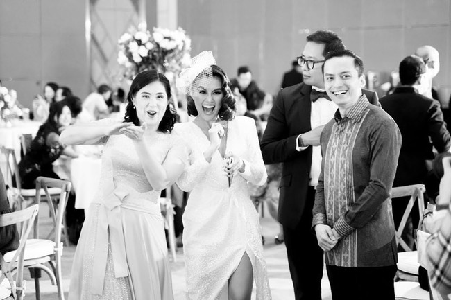 Pujian pun datang dari netizen lewat kolom komentar. Ada yang menyebut kalau gaya Agnez Mo elegan seperti wanita Inggris. Queen Agnez Mo udah kayak tamu undangan dari kerajaan Inggris, tulis salah satu netizen. Foto: Instagram/@agnezmo