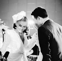 Penampilan Agnez Mo makin chic dengan headpiece warna senada gaun yang juga bergaya vintage. Sementara wajahnya dipercantik riasan bernuansa nude dengan eyeliner tebal. Foto: Instagram/@agnezmo