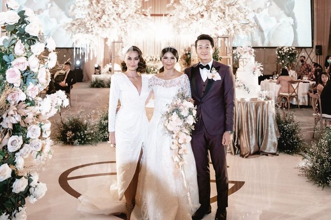 Agnez Mo jadi salah satu tamu yang hadir di pernikahan pebulutangkis Indonesia Greysia Polii. Gaya vintage dengan aura seksi membuat penyanyi 34 tahun ini jadi pusat perhatian. Foto: Instagram/@agnezmo