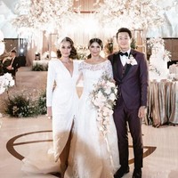 Agnez Mo jadi salah satu tamu yang hadir di pernikahan pebulutangkis Indonesia Greysia Polii. Gaya vintage dengan aura seksi membuat penyanyi 34 tahun ini jadi pusat perhatian. Foto: Instagram/@agnezmo