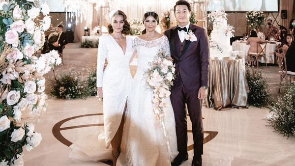 Gaya Seksi Agnez Mo Jadi Sorotan di Pernikahan Pebulutangkis Greysia Polii