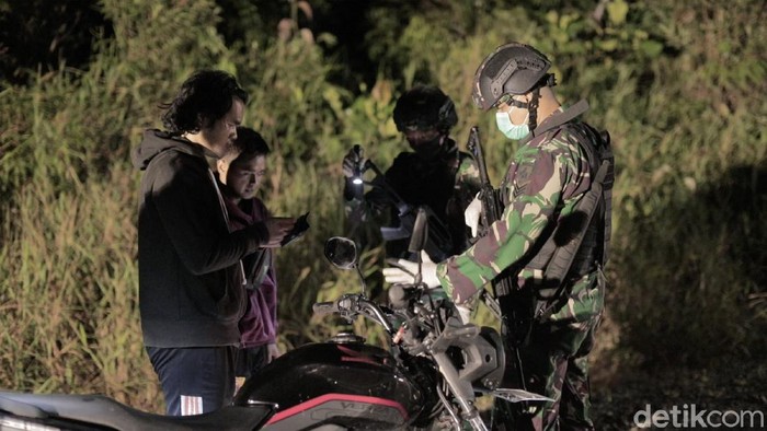 Pasukan Yonif 407/Padma Kusuma yang bertugas diperbatasan menggelar aksi sweeping rutin di jalan lintas kalimantan poros utara, dekat PLBN Badau guna menjaga stabilitas.
