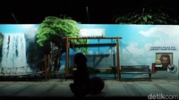 Pantauan detikcom di lapangan, dari Jalan Asia Afrika, Jalan Dalem Kaum, Jalan Braga hingga Alun-alun Kota Bandung sudah steril dari kegiatan masyarakat. Spot foto yang biasanya diisi wisatawan pun kini terlihat kosong tak digunakan.