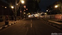 Tak nampak aktivitas masyarakat baik dari pejalan kaki, pedagang kaki lima maupun cosplay berbagai karakter yang biasanya mejeng di trotoar Asia Afrika.