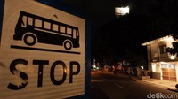 Kasat Sahara Polrestabes Bandung Drs. Sutorih mengatakan, awalnya dilakukan penutupan jalan diseluruh ring 1 hingga 3, kemudian dari pukul 17.00 WIB pihaknya melakukan tindakan preventif kepada warga yang berada di lingkungan Alun-alun agar meninggalkan tempat sebelum menjelang pergantian tahun.