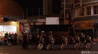 Lebih lanjut, patroli siaga dengan penyekatan dan penutupan jalan ini akan berlangsung hingga dini hari sekitar pukul 02.00 hingga 03.00 WIB.