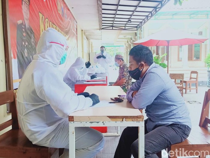 Jumat (25/12), puluhan warga Tuban mengambil paksa jenazah pasien COVID-19 yang akan dikuburkan dengan protokol COVID-19. Kini polisi memeriksa 6 saksi dalam kasus tersebut.