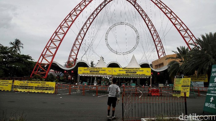 Petugas keamanan berjaga jalan menuju gerbang Ancol, Jakarta Utara, Kamis (31/12). PT Taman Impian Jaya Ancol memutuskan untuk menutup kawasan wisata Ancol pada saat Hari Raya Natal 25 Desember 2020. Penutupan juga kembali dilakukan pada saat Periode Tahun Baru 2021 mulai 31 Desember-1 Januari 2021.