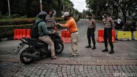Petugas akan memeriksa warga yang beraktivitas di kawasan Taman Impian Jaya Ancol.