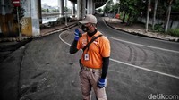 Petugas keamanan disiagakan di jalan menuju Taman Impian Jaya Ancol.