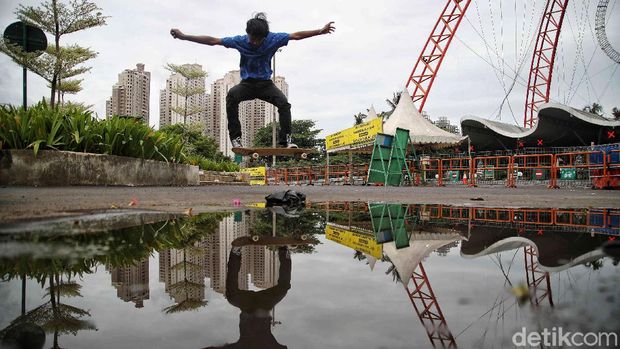 Petugas keamanan berjaga jalan menuju gerbang Ancol, Jakarta Utara, Kamis (31/12). PT Taman Impian Jaya Ancol memutuskan untuk menutup kawasan wisata Ancol pada saat Hari Raya Natal 25 Desember 2020. Penutupan juga kembali dilakukan pada saat Periode Tahun Baru 2021 mulai 31 Desember-1 Januari 2021.
