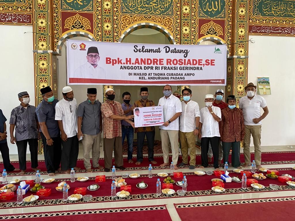 Anggota DPR RI asal Sumatera Barat (Sumbar) Andre Rosiade memanfaatkan masa reses akhir tahun untuk memberikan bantuan kepada warga di daerah pemilihan