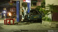 Angkot itu mengalami kerusakan cukup parah.