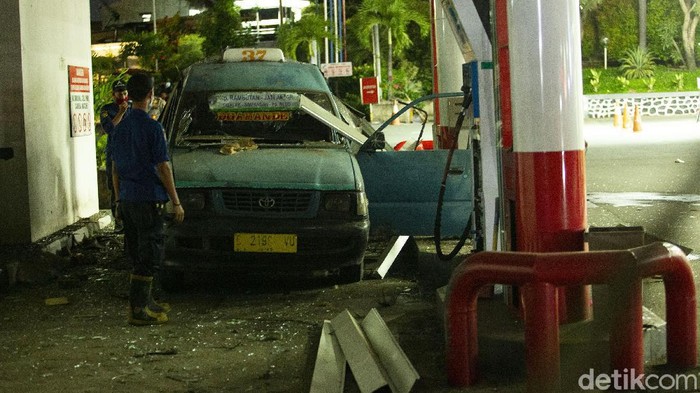 Sebuah mobil angkot terlihat rusak di SPBU Margonda, Depok, Rabu (30/12/2020). Angkot tersebut rusak akibat ledakan yang terjadi di lokasi tersebut.