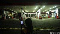 Ledakan menyita perhatian warga sekitar. Bahkan sebagian dari mereka sempat mengabadikan SPBU tersebut.
