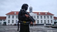Mereka tampil bersenjata lengkap.