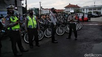 Sejumlah petugas gabungan bersiap di lokasi.