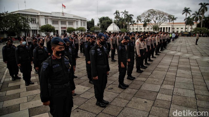 Apel Pengamanan Malam Tahun Baru di Kota Tua Pengamanan jelang pergantian tahun juga dilkaukan di kawasan Museum Fathillah Kota Tua, Jakarta. Sejumlah personel gabungan melakukan apel.