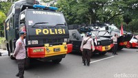 Sejumlah kendaraan taktis juga diturunkan.