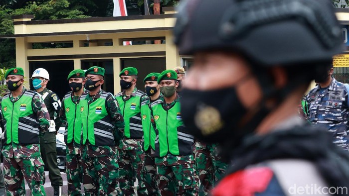 Bandung Disekat Ribuan Petugas Gabungan Jelang Tahun Baru Ribuan petugas gabungan disebar di sejumlah titik Kota Bandung untuk melakukan penjagaan. Petugas gabungan ini, akan menyekat pergerakan warga.