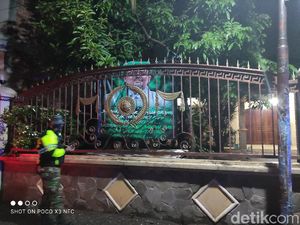 Petugas Gabungan Turunkan Banner Habib Rizieq di Sidoarjo