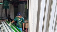 Pekerja sedang membuat list gypsum di Serpong, Tangerang Selatan.
