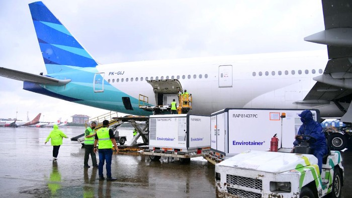 Sebanyak 1,8 juta vaksin Covid-19 dari perusahaan Sinovac, tiba di Bandara Internasional Soekarno-Hatta, Tangerang, Provinsi Banten, pada Kamis, 31 Desember 2020. Begini penampakannya.