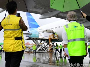Begini Suasana Kedatangan 1,8 Juta Vaksin COVID dari Sinovac