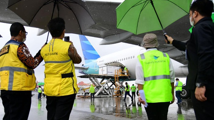 Sebanyak 1,8 juta vaksin Covid-19 dari perusahaan Sinovac, tiba di Bandara Internasional Soekarno-Hatta, Tangerang, Provinsi Banten, pada Kamis, 31 Desember 2020. Begini penampakannya.