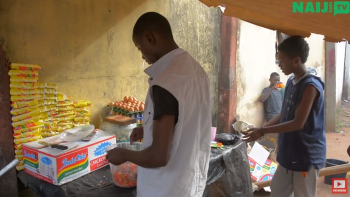 Wow! Pria di Nigeria Bisa Beli Rumah dan Kuliah karena Jualan Indomie