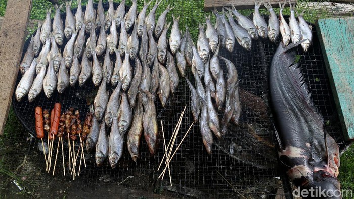 Foto Bertahan Hidup Dengan Jualan Ikan Di Perbatasan