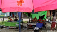 Meskipun hanya dengan berjualan ikan, ia mengaku bisa mengantongi untung bersih dari hasil penjualannya itu sebesar 4-5 juta rupiah perbulan. Ia yang harus tetap bekerja dan berjualan demi membantu perekonomian keluarga hingga menghidupi kedua anaknya.